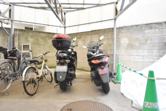 【駐車場】 | バイク置き場。空き区画の有無や駐輪料金、サイズおよび排気量規定などについては、改めてお問い合わせください。～即日のご見学可能～　お問合せはお気軽にどうぞ。
