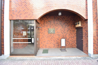 【エントランス】 | マンションの正面エントランス。出入りする人間を癒してくれるマンション入り口であり、その建物の「顔」でもあります。～即日のご見学可能～　お問合せはお気軽にどうぞ。
