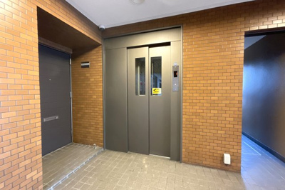 【エントランス】 | グラン・ドムール嵯峨広沢 | 一度、実際にご覧になってみませんか？暮らしやすい周辺環境も含めスタッフがご案内いたします。お家探しの第一歩としてでも大丈夫です(^^)/お気軽にお問い合わせ下さいね♪