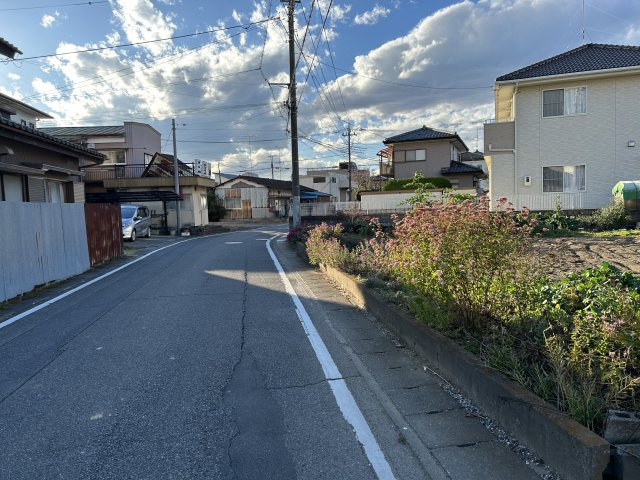 尾曳町　3区画分譲地の前面道路含む現地写真