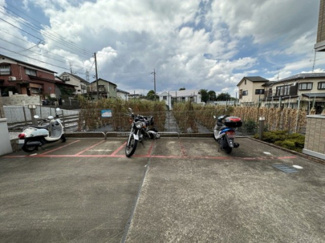 【その他共用部分】 | 敷地内にバイク置き場を完備しています！バイクがあれば通勤・通学、お買い物にも便利です☆