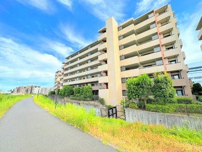 【外観】 | ◆◇クレストフォルム横浜鴨居壱番館◇◆ | ◆お天気の良い日は、ランニングや散歩が楽しくなるリバーサイド地区です。少し歩くと大型ショッピングモール「ららぽーと横浜」もありますのでお買い物にも困りません！！