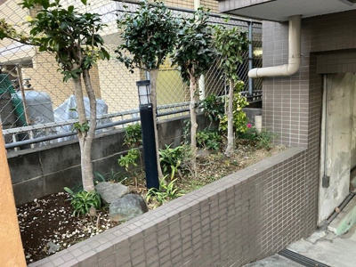 【庭】 | レサージュ橋本壱番館 | 物件によっては、入居者が個人的に使用できる専用庭がついているものもあります。また、住宅の中にある土間の部分を庭と呼ぶこともあります。庭の用途は住む人によって変わり、それによってデザインもさまざまです。