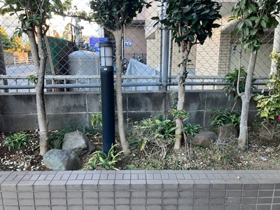 【中庭】 | レサージュ橋本壱番館 | 中庭（パティオ）とは、一つの建築物の内部に設けられた、壁などで囲われている庭のことを指します。コの字型、ロの字型が主流ですが、L字型の中庭もあります。最近では、インテリア性の高さからも人気があります。