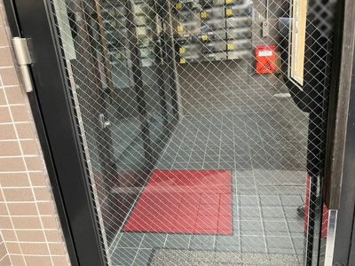 【エントランス】 | レサージュ橋本壱番館 | マンションのエントランスには、もともと風よけや防犯の役割がありますが、マンションによって宅配ボックスなどの設備が備わっている所もあります。日々の生活をイメージしながら生活しやすさをチェックしましょう。