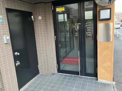 【ロビー】 | レサージュ橋本壱番館 | ラウンジは、マンションの共用スペースに椅子やテーブルなどを配置した利用者が寛げる空間です。屋内型ラウンジと屋外型ラウンジがあります。共用部分の管理状況と合わせて、詳細については現地でご確認ください。