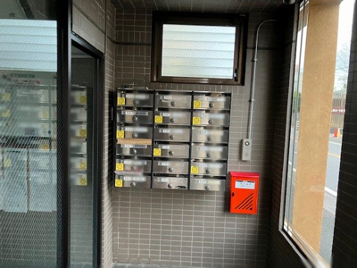 【受付】 | レサージュ橋本壱番館 | 受付はマンションコンシェルジュがいる場合もあれば、管理人が滞在する小部屋を総称して呼ぶことがあります。主にエントランスに設置されていることから、防犯面でも期待ができます。防犯設備がない場合はより安心！