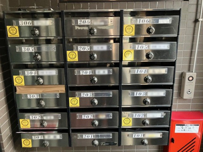 【設備】 | レサージュ橋本壱番館 | エントランス付近に設置されている集合ポストは、住んでいる部屋と離れているため、ポストをあさるなど誰かに何かされていても被害に気づきにくいです。入居する時には他人に特定されにくい番号で鍵をかけましょう！