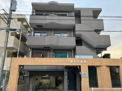 【現況写真】 | レサージュ橋本壱番館 | 眺望の良さを楽しめるダイニングキッチンで家族団らんの時間を過ごしてはいかがでしょうか。バルコニーから見える景色を家族で眺める時間は、時間が経つのを忘れてしまいそうですね。是非、現地を見に行きましょう！