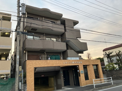 【現況写真】 | レサージュ橋本壱番館 | 道幅が広い場所は日当たりや風通が良好です。幅が広いのですれ違いも可能ですし大きな車でも駐車可能！一方で、大型車が通ることも多くなるため交通量の増加により騒音に繋がります。また土地の値段が高くなります。