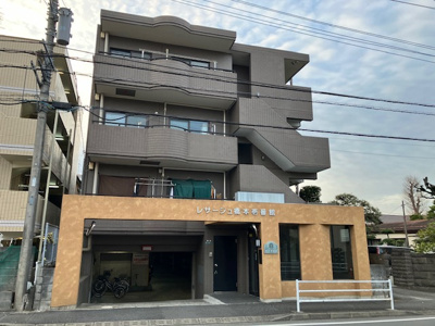 【外観】 | レサージュ橋本壱番館 | 外観はマンション管理がされているかの目安になります。築年数が古いと、壁面は劣化してひび割れが生じることも！建物が古びていても細かいところが修繕されていると、きちんと管理されているなぁと感じるでしょう。