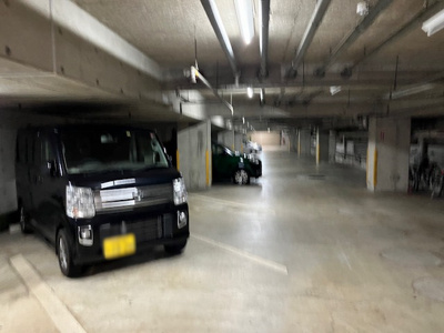 【駐車場】 | レサージュ橋本壱番館 | 駐車場と明記されていても、最小スペースでつくられた駐車場だと大型車は駐車できなかったり、出入りしにくくなったりする可能性があります。お車のサイズと購入したい物件の駐車場のサイズを現地で確認しましょう。