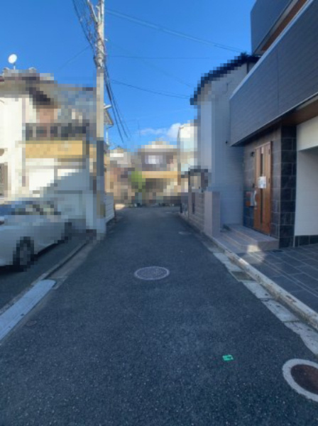 寝屋川市高柳5丁目　中古戸建の前面道路含む現地写真