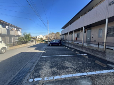 【駐車場】 | コンフォート加倉B | 駐車場があるので、車を買う予定の方も安心です