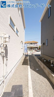 【周辺】 | 建物の東側。