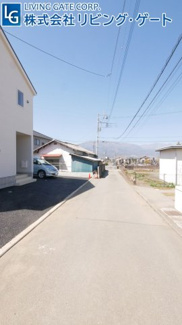 【前面道路含む現地写真】 | 建物の北側。