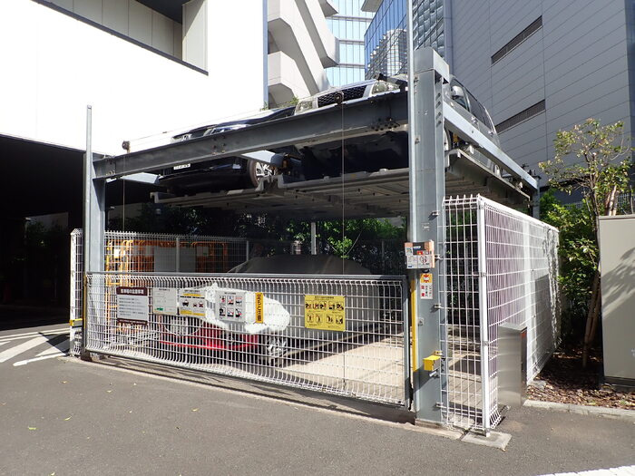 LROCKS [ロックス]の駐車場