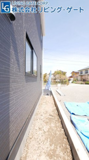 【周辺】 | 建物の東側。