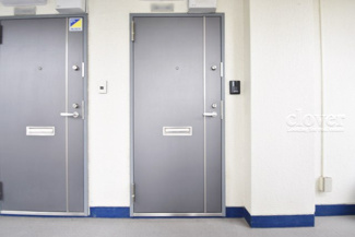 【その他共用部分】 | 皆様をお迎えする、お部屋の玄関ドア。開けやすさや開放角度、ドアノブの操作しやすさや鍵の形状などを、現地で一度ご確認ください。～即日のご見学可能～　お問合せはお気軽にどうぞ。