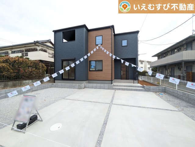 Livele Garden.S　深谷市緑ケ丘第4の駐車場|並列3台駐車可能なゆとりのカースペース
複数台車をお持ちでも、お友達が遊びに来てもゆとりの駐車スペース！