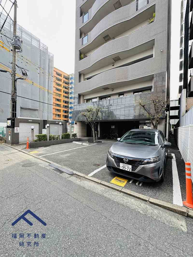 リファレンス天神南の駐車場