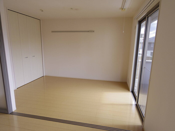 モダンコート Dの寝室|洋室（室内物干し・ハングバー付）