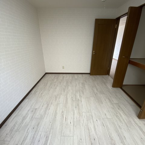コーポプリムラの洋室|明るい洋室です