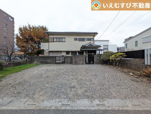 熊谷市銀座2丁目　中古戸建の駐車場|5台以上駐車可能なゆとりのカースペース
複数台車をお持ちでも、お友達が遊びに来てもゆとりの駐車スペース！
