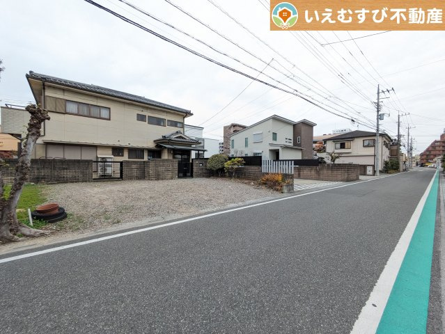 熊谷市銀座2丁目　中古戸建の前面道路含む現地写真|安心の広々6ｍ前面道路
6ｍの前面道路はお車の駐車が楽々！すれ違える広さが確保されています♪