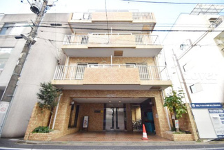 【外観】 | 青空によく映える建物です。手入れの行き届いた外壁やマンション正面エントランスなど、綺麗な姿をぜひ一度、現地にてご覧ください。～即日のご見学可能～　お問合せはお気軽にどうぞ。