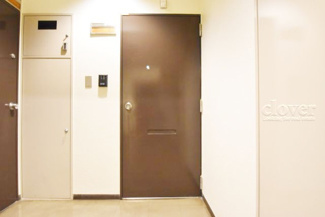 【その他共用部分】 | 皆様をお迎えする、お部屋の玄関ドア。開けやすさや開放角度、ドアノブの操作しやすさや鍵の形状などを、現地で一度ご確認ください。～即日のご見学可能～　お問合せはお気軽にどうぞ。