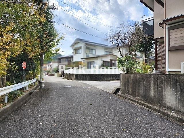 高知市春野町平和　中古戸建ての前面道路含む現地写真