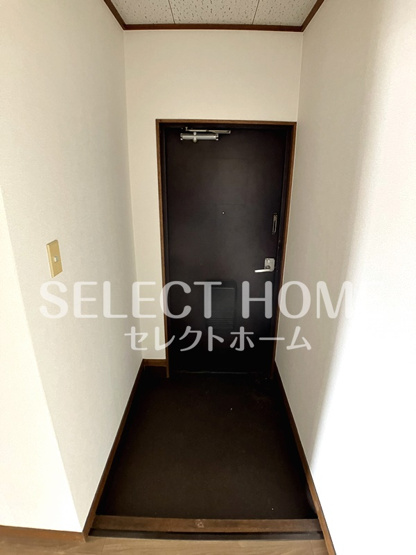 【玄関】 | リバーサイド八番館 | 収納もある玄関です