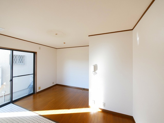 法蓮町戸建の居間・リビング