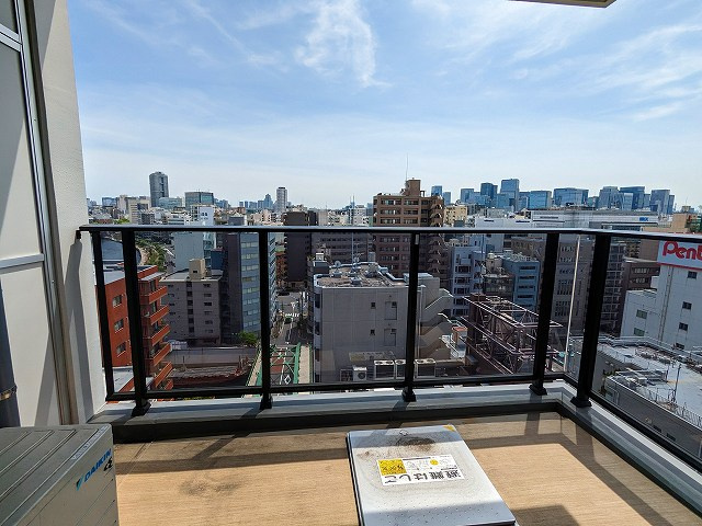 ONE ROOF RESIDENCE ASAKUSABASHIのバルコニー|上層階のバルコニー、南向き日当り眺望良好