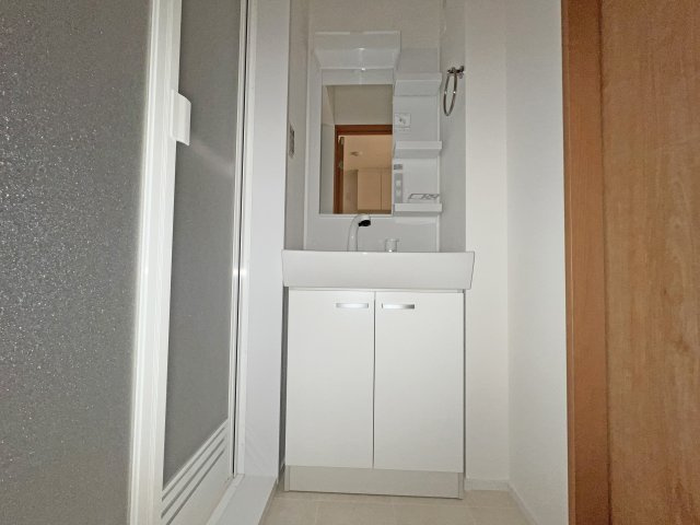 HOUSE518の独立洗面台|写真は１０１号室を掲載しています。反転タイプになります。