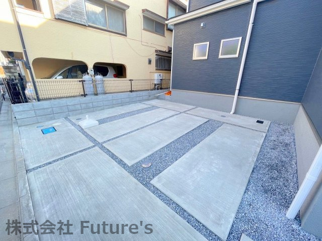 八潮市鶴ケ曽根　新築戸建　全1棟の駐車場|並列2台駐車可能