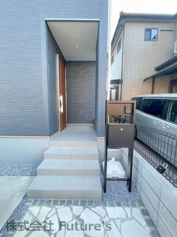 八潮市鶴ケ曽根　新築戸建　全1棟のエントランス|玄関アプローチです