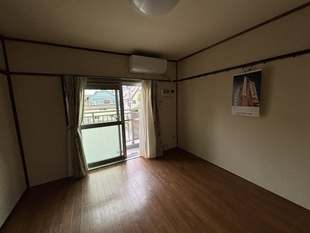 三輝本マンションの居間・リビング