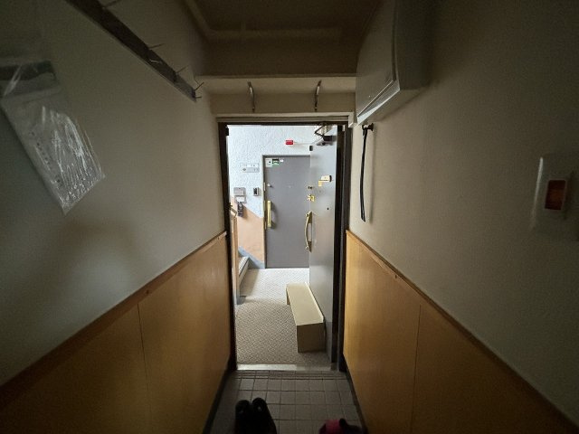 三輝本マンションの玄関