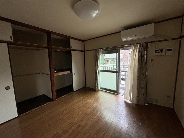 三輝本マンションの寝室