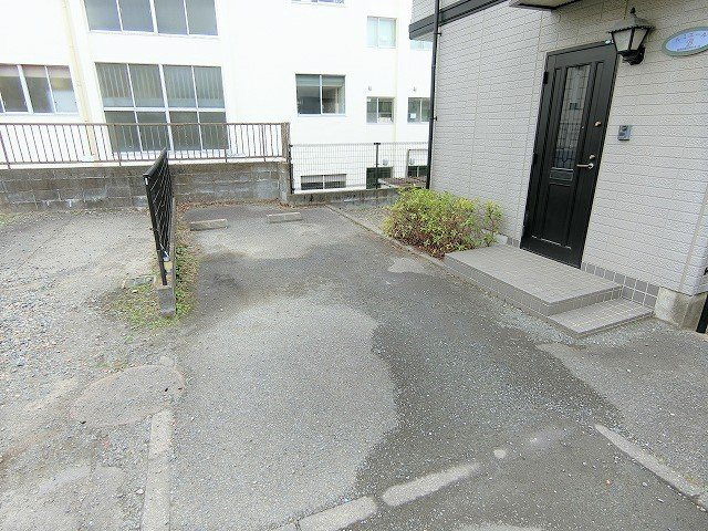 ルミエールの駐車場|写真は同タイプを参考に掲載しております。