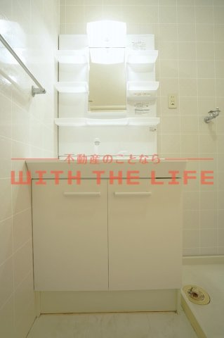 アークアムールⅠ【キャッシュバック対象物件】の独立洗面台|独立洗面台、小物を置くことができて便利です