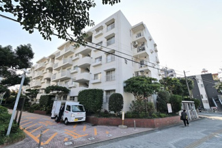 【外観】 | 西鉄高宮駅までは徒歩14分。徒歩5分のバス停から出ているバスで、博多駅まで直行することもできます。徒歩圏内に生活利便施設が充実しており、長く快適に暮らすことができます