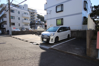 舗装された駐車場です(空き要確認)