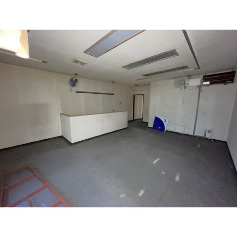 問屋町3-24店舗の居間・リビング