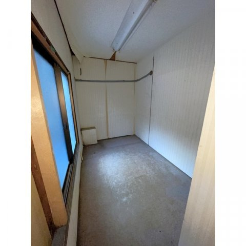 問屋町3-24店舗の居間・リビング