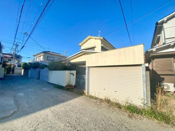 和歌山市関戸3丁目中古戸建の前面道路含む現地写真|車庫駐車1台可能！