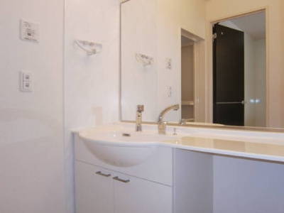 【独立洗面台】 | Droom魚津イースト | 独立洗面台で身支度をすべて済ませてしまいましょう