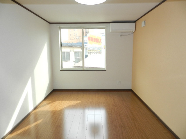 ラフィーネ東町２の居間・リビング